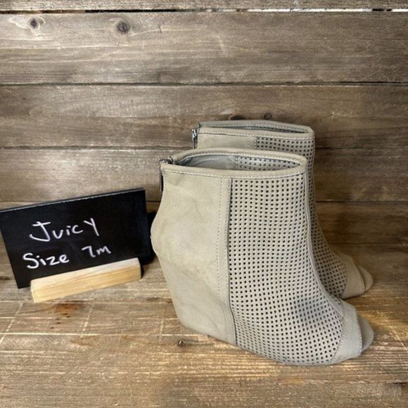 Womens Juicy Couture Wedge Peep Toe Perforated Nubuck Leather Heels Size 7 M GUC - Picture 1 of 6